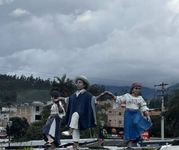 Plaza de los Ponchos: Colores, memoria y vida andina en Otavalo